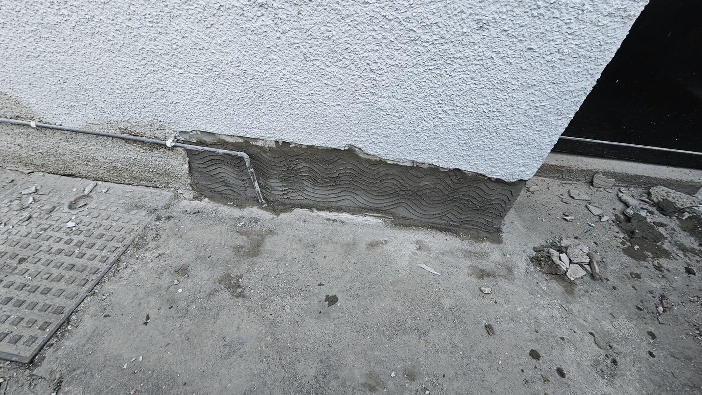 Keyed scratch coat — render combed ready for top coat