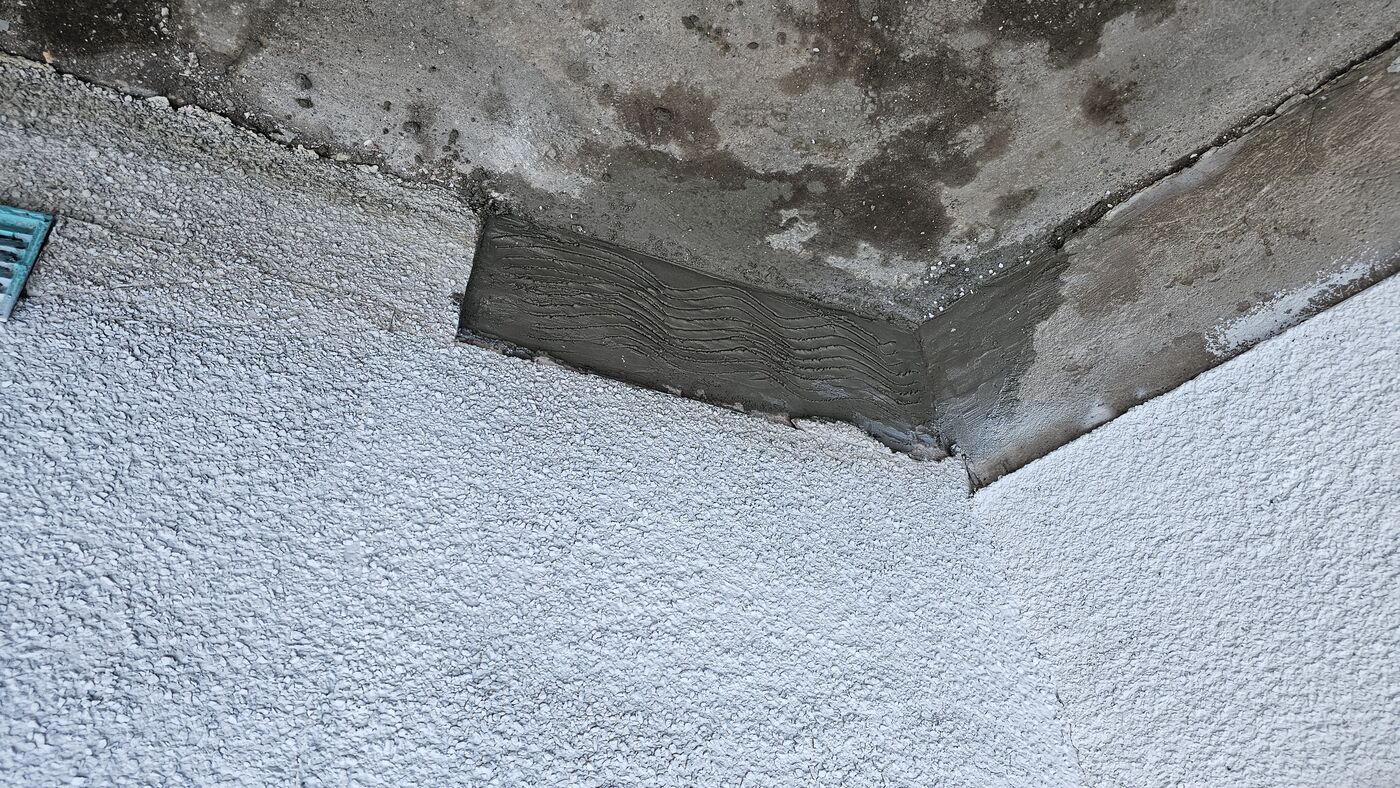 Base render into corner — keyed scratch coat applied